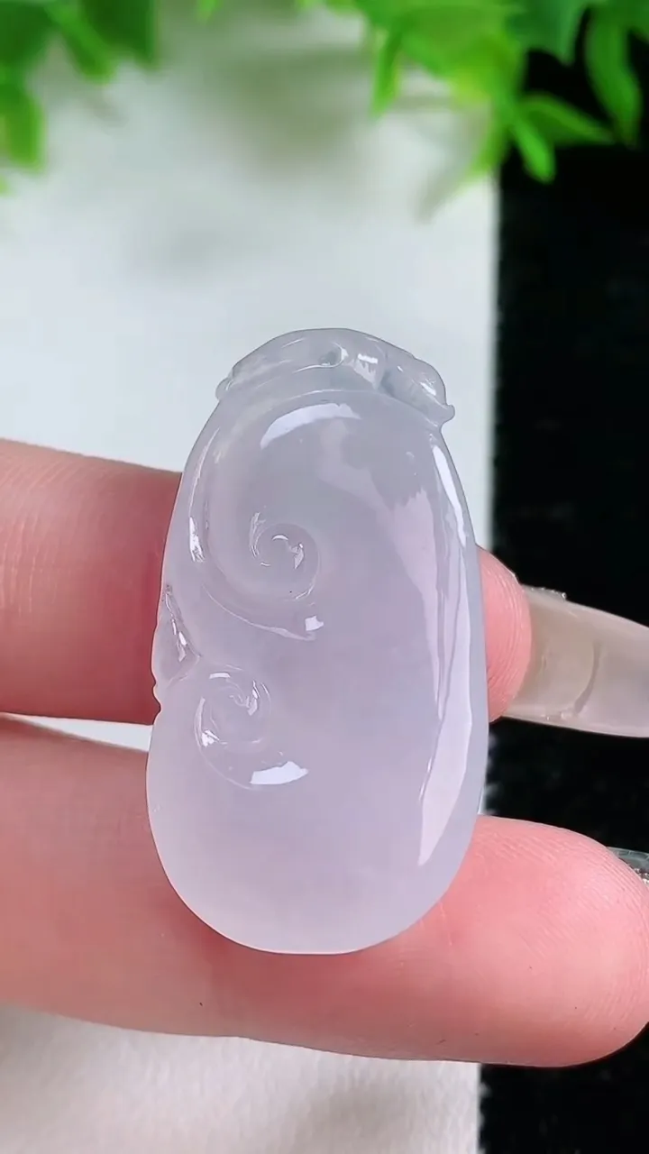 天然A货翡翠如意吊坠，尺寸34.6-18-6，重量:7.95g
1月25日