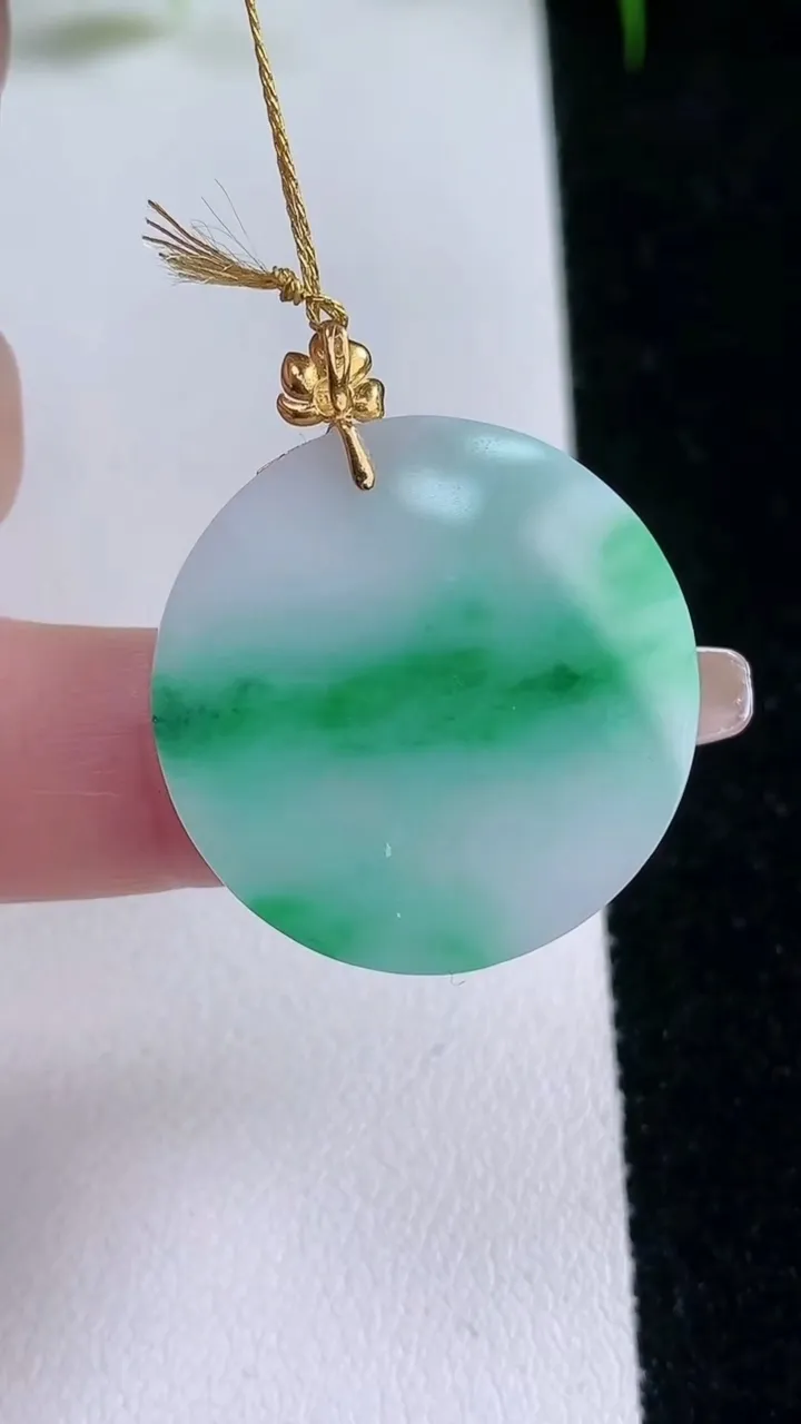 天然A货翡翠无事牌吊坠，尺寸25.8-1.6，重量:3.61g
1月25日