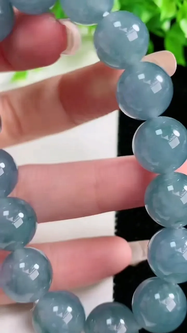 天然A货翡翠紫罗兰圆珠手串，尺寸13-16颗，重量:62.08g1月25日
工厂直销收藏佳品,种好水足，色泽均匀，有种有色，上手高大气！