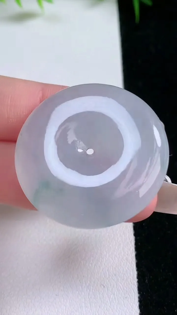 天然A货翡翠飘花平安扣吊坠，尺寸35-6.4，重量:17.16g
1月25日