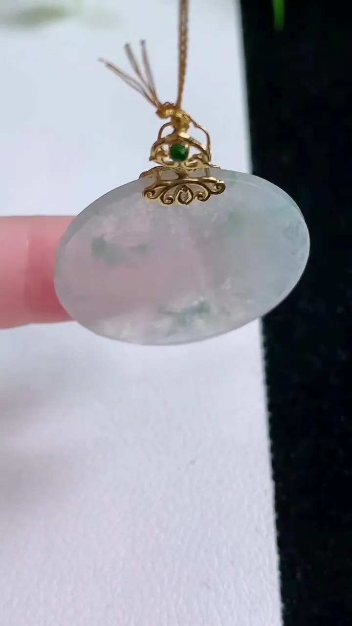 天然A货翡翠种飘花无事牌吊坠，尺寸28.4-1.5，重量:4.03g
1月25日