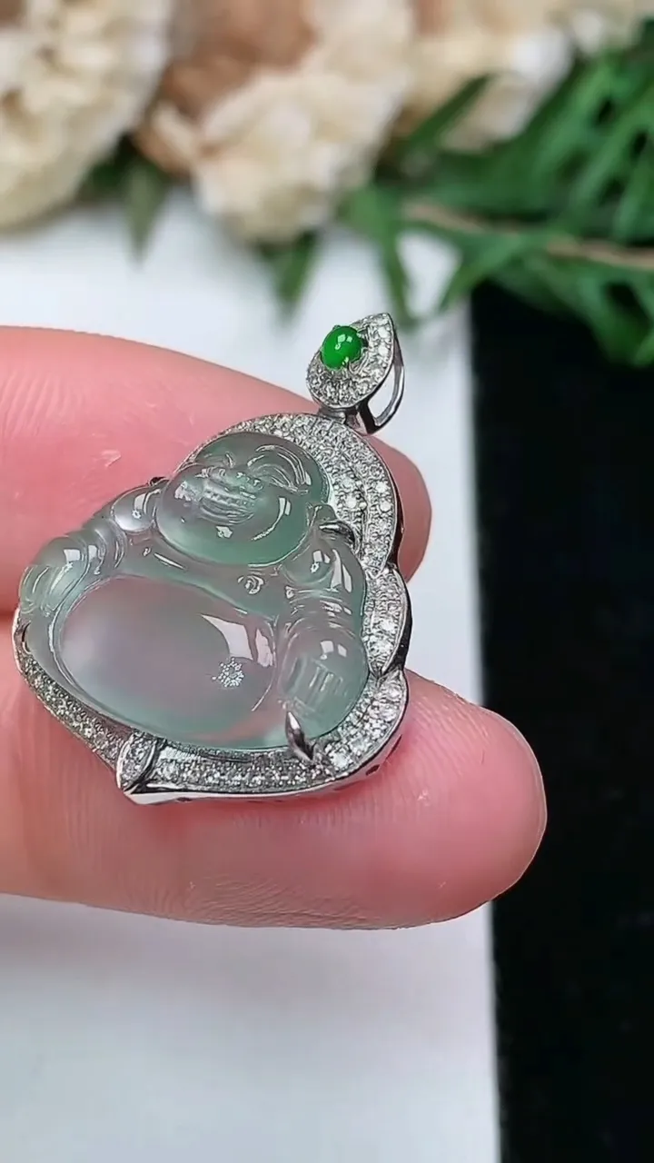 天然A货翡翠佛公吊坠，尺寸25.3-19.8-6.2，裸石14.4-17.2，重量:2.72g
1月25日