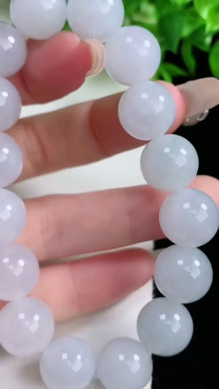 天然A货翡翠圆珠手串，尺寸12.7-16颗，重量:57.17g1月25日
工厂直销收藏佳品,种好水足，色泽均匀，有种有色，上手高大气！