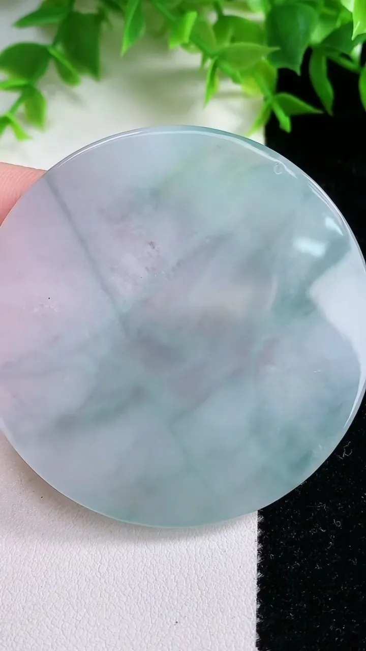 天然A货翡翠冰种飘花观音菩萨吊坠，尺寸57.4-5.2，重量:58.80g
1月25日