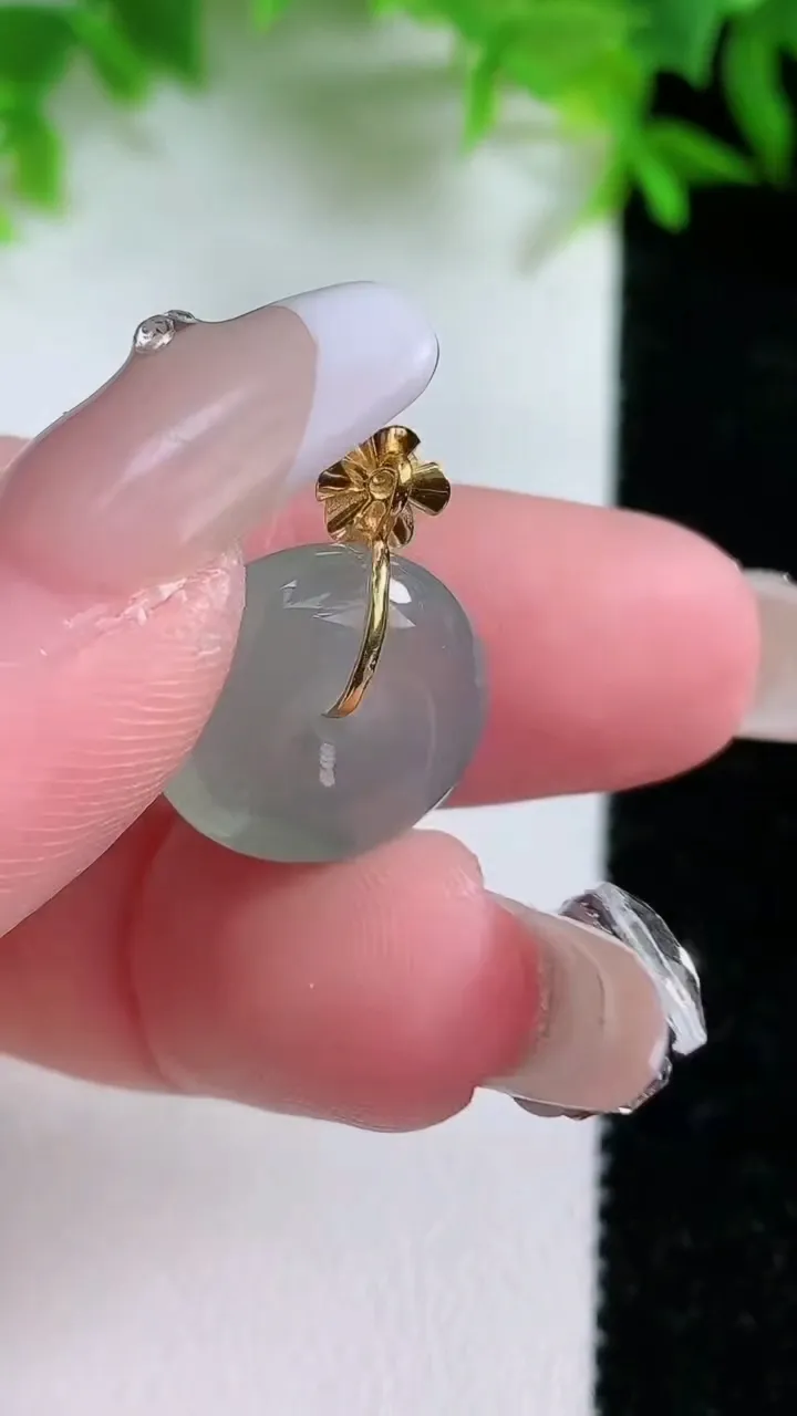 天然A货翡翠种飘花平安扣吊坠，尺寸15-6，重量:3.47g
1月25日