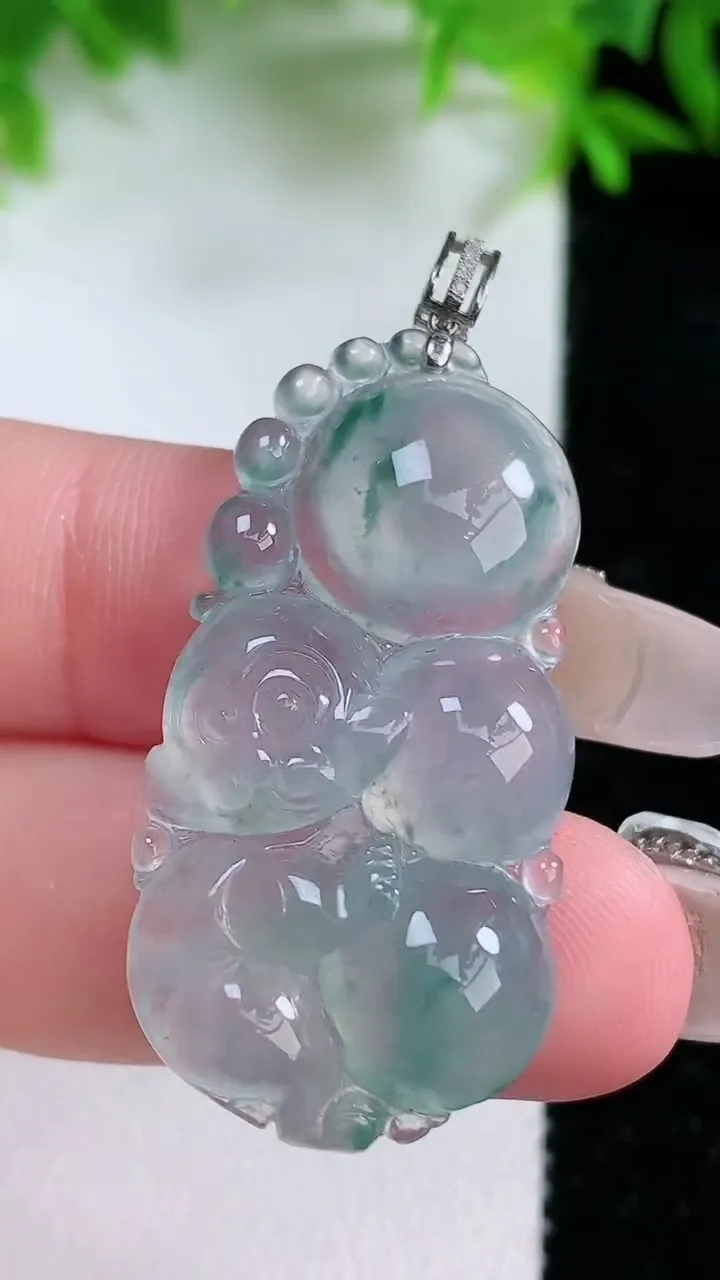 天然A货翡翠种飘花生肖猴吊坠，尺寸33.6-18.3-5.5，重量:6.71g
1月25日