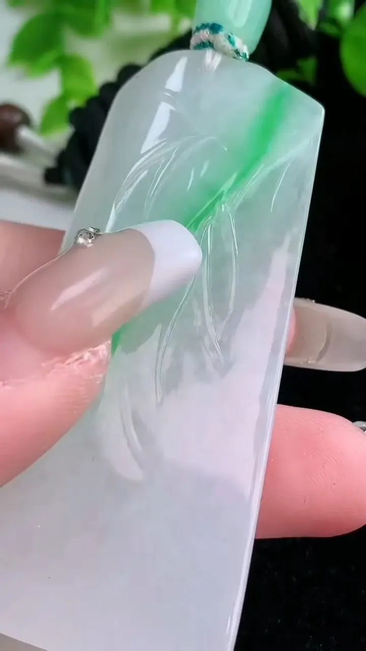 天然A货翡翠观音菩萨吊坠，尺寸65.3-29.2-9.7，重量:42.25g
1月25日