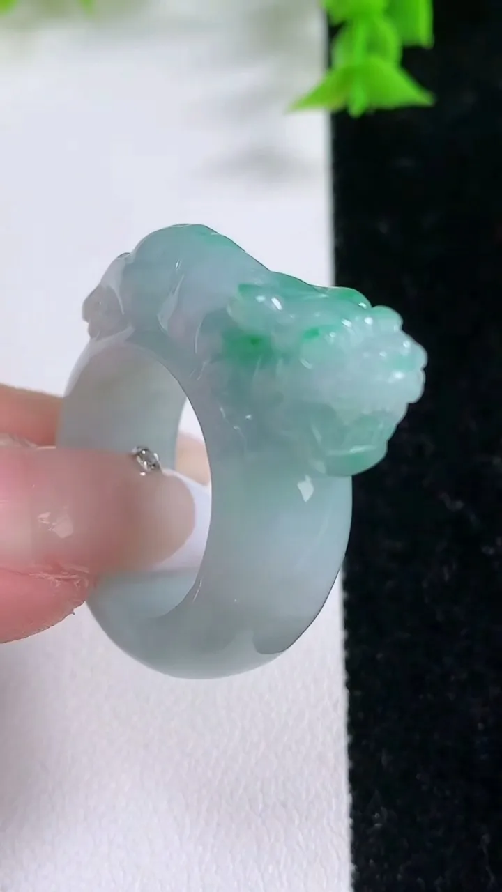 天然A货翡翠貔貅指环扳指，尺寸20.5-11.2-8.4，重:17.62g2026年1月25日
工厂直销收藏佳品,种好水足，色泽均匀，有种有色，上手高大气！