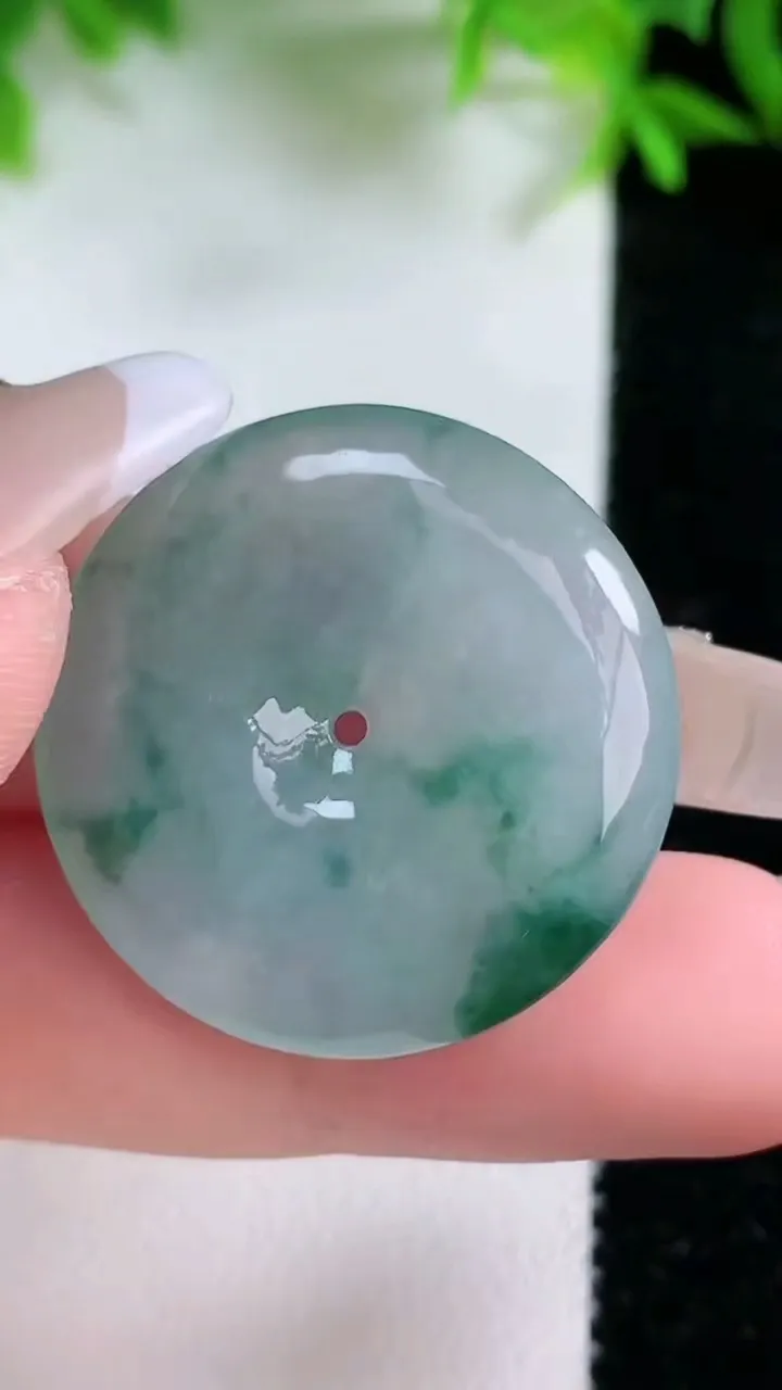 天然A货翡翠冰种飘花平安扣吊坠，尺寸28.7-5.7，重量:10.10g
1月25日