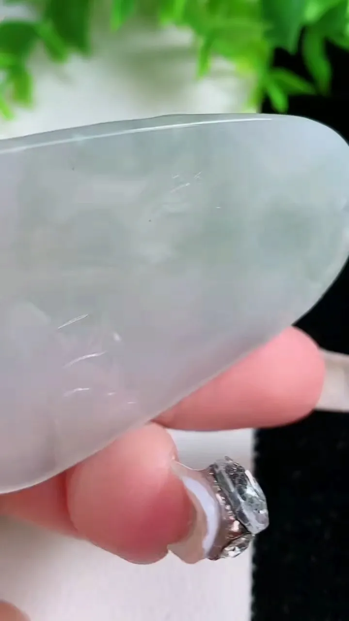 天然A货翡翠大势至菩萨吊坠，尺寸56.8-38.5-4.3，重量:22.66g
1月25日