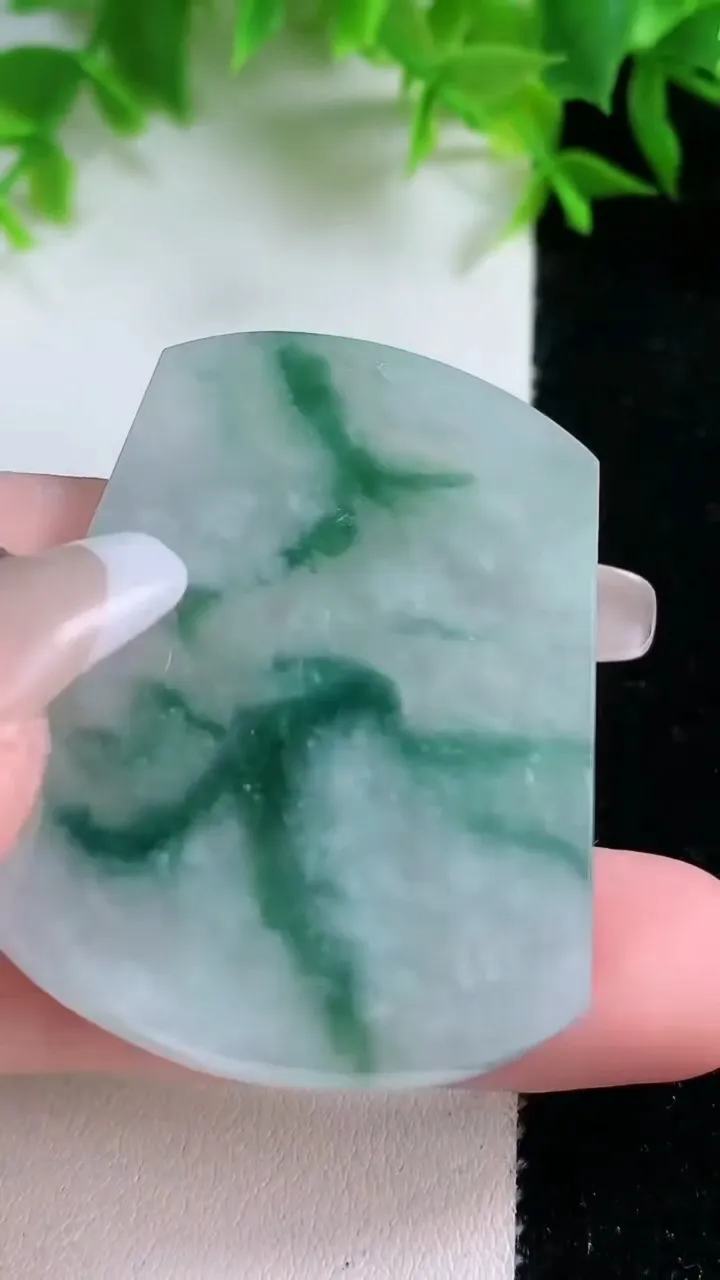 天然A货翡翠飘花无事牌镶嵌件，尺寸49.6-36-4，重量:20.86g
1月25日