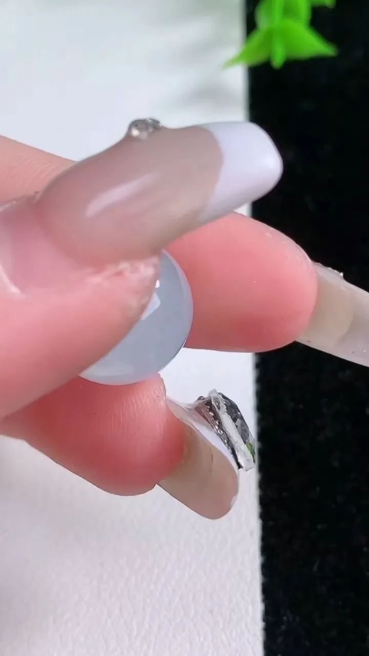 天然A货翡翠圆珠镶嵌件，尺寸13.8，重:4.68g
1月25日