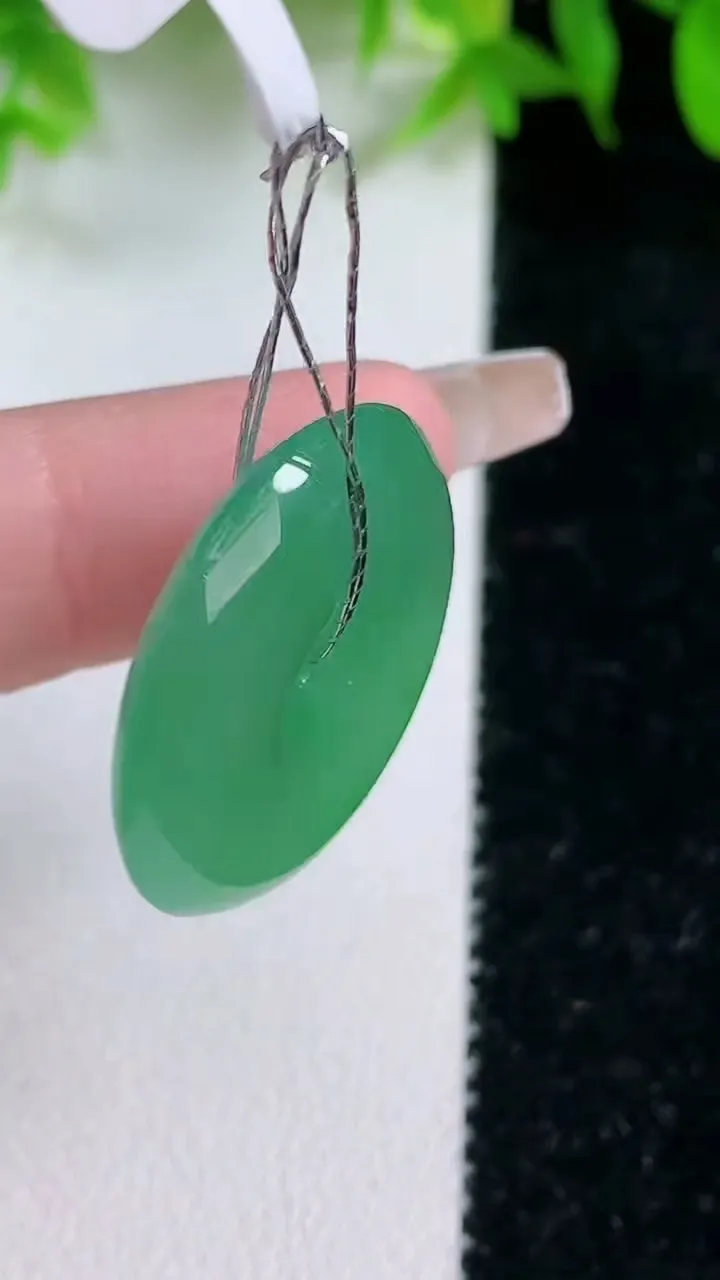 天然A货翡翠平安扣吊坠，尺寸25.2-5.7，重量:7.38g
1月25日