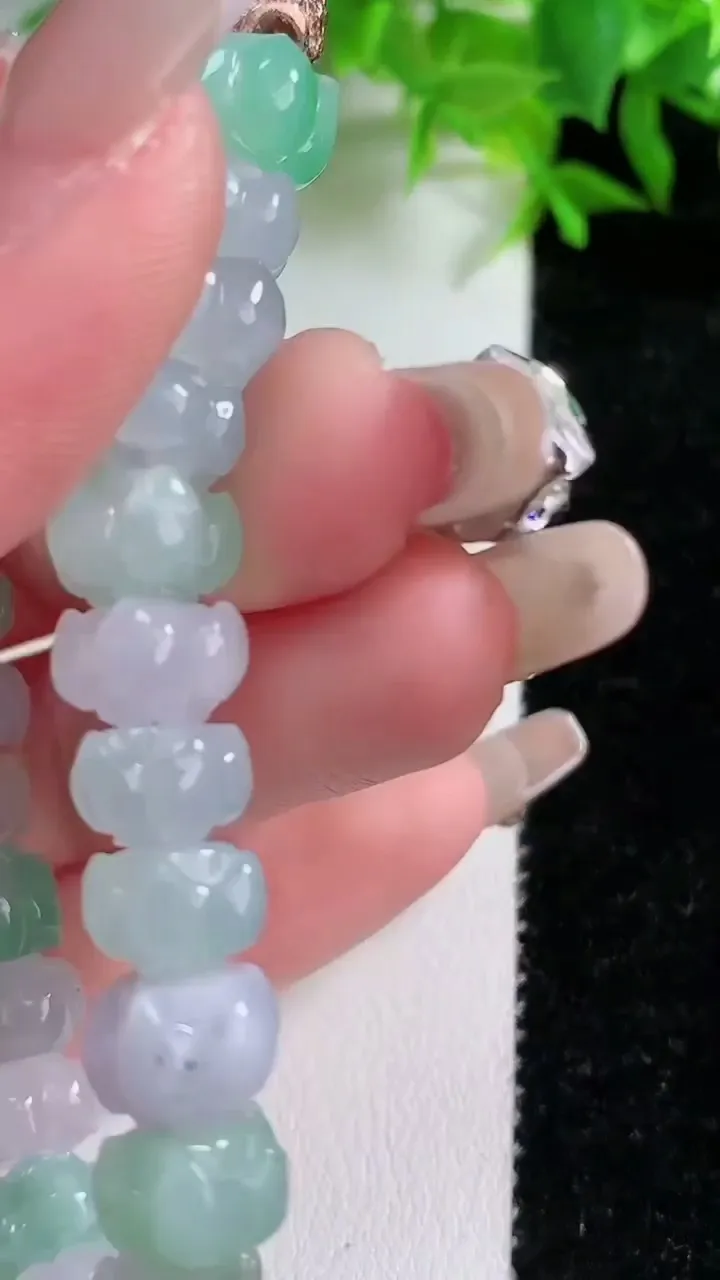 天然A货翡翠莲花手串，尺寸9-5.6，重量:28.41g1月25日
工厂直销收藏佳品,种好水足，色泽均匀，有种有色，上手高大气！