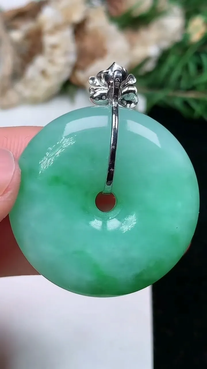 天然A货翡翠平安扣吊坠，尺寸30.8-7.9，重量:15.32g
1月25日