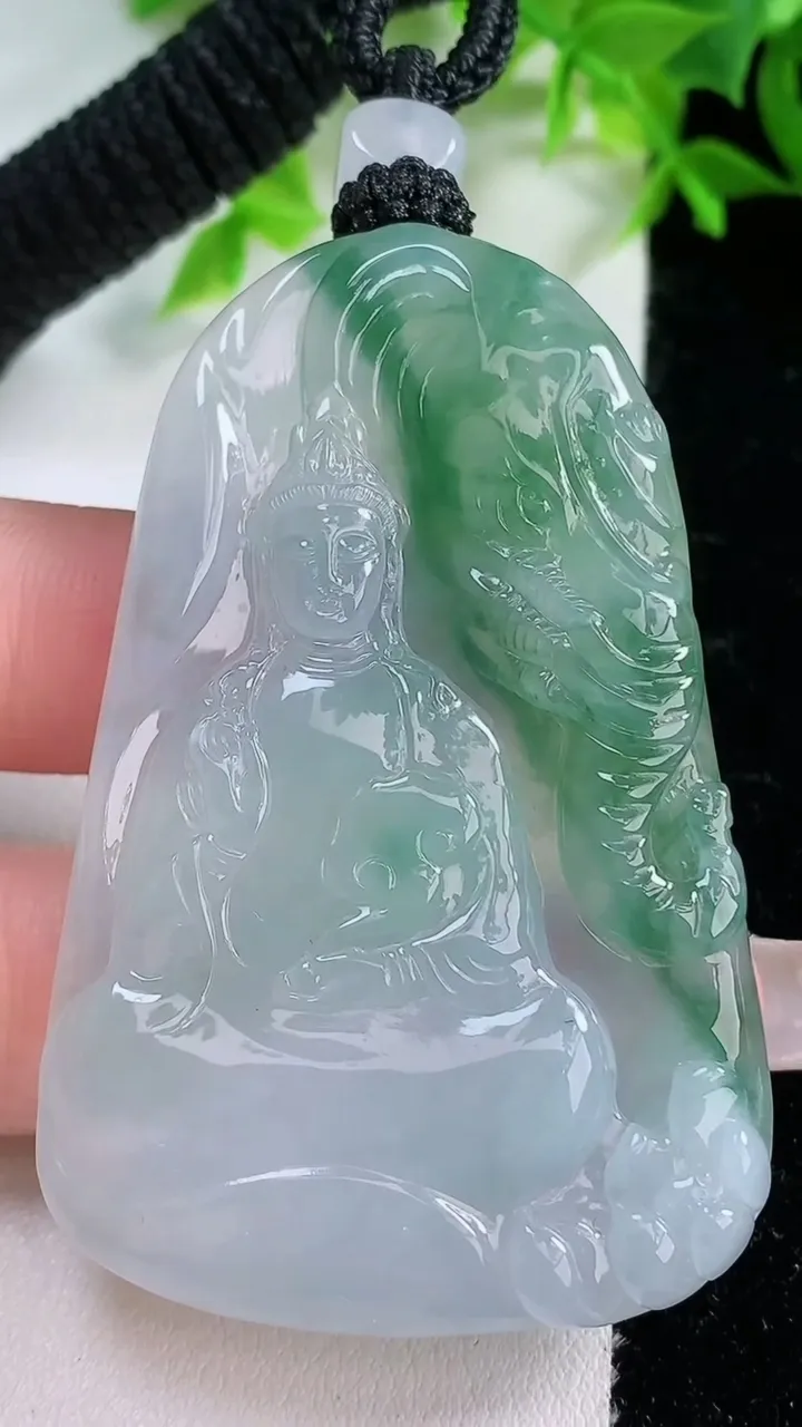 天然A货翡翠普贤菩萨吊坠，尺寸60.4-39-6，重量:37.34g
1月25日