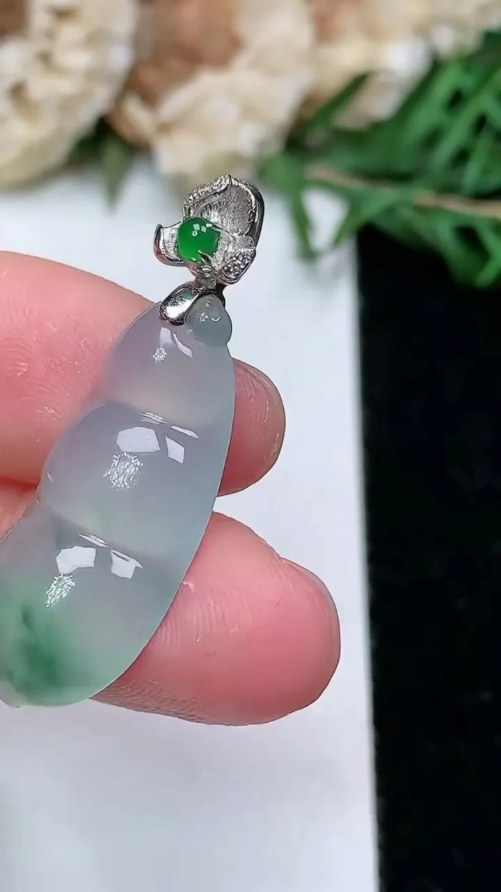 天然A货翡翠飘花福豆吊坠，尺寸26-11.5-5.6，重量:3.50g
1月25日