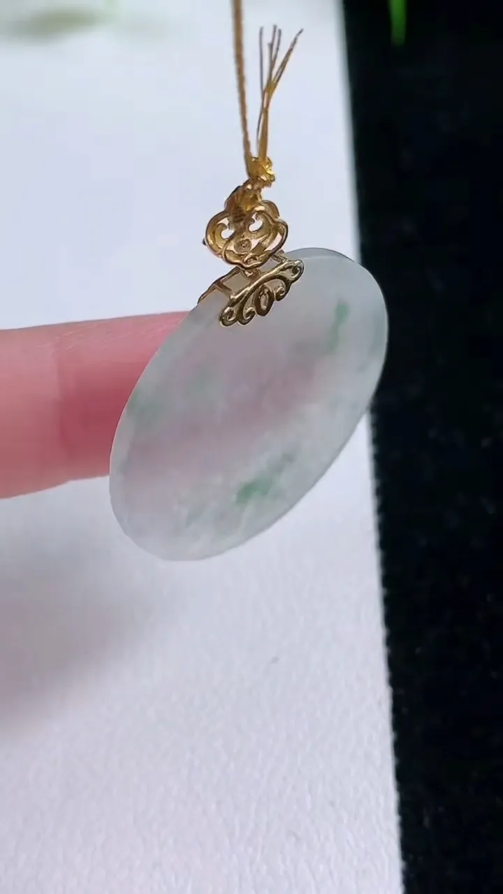 天然A货翡翠种飘花无事牌吊坠，尺寸28.4-1.5，重量:4.03g
1月25日