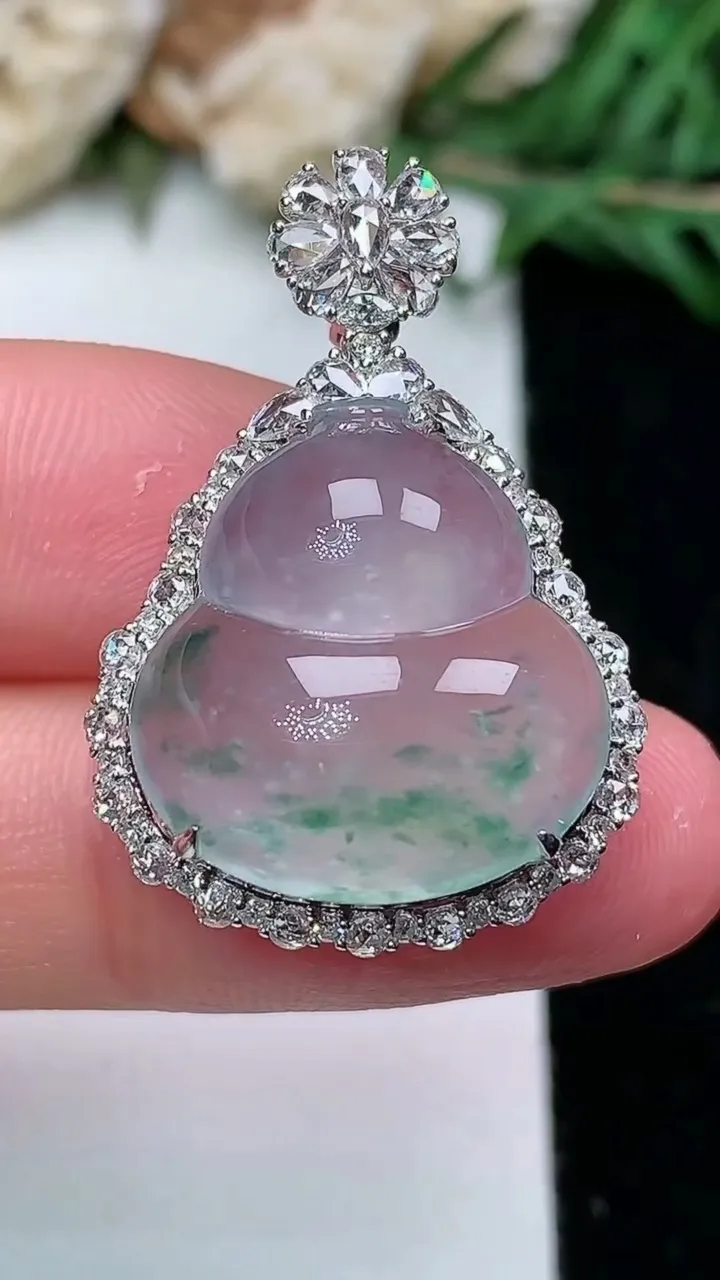 天然A货翡翠飘花葫芦吊坠，尺寸30-20.7-10.7，裸石18-17，重量:5.54g
1月25日