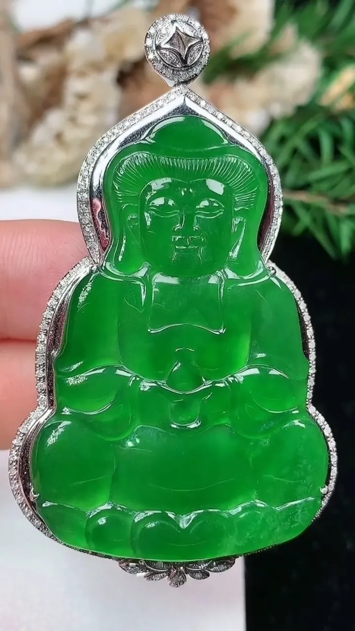 天然A货翡翠观音菩萨吊坠，尺寸62-35.9-7.5
1月25日，重量:12.33g