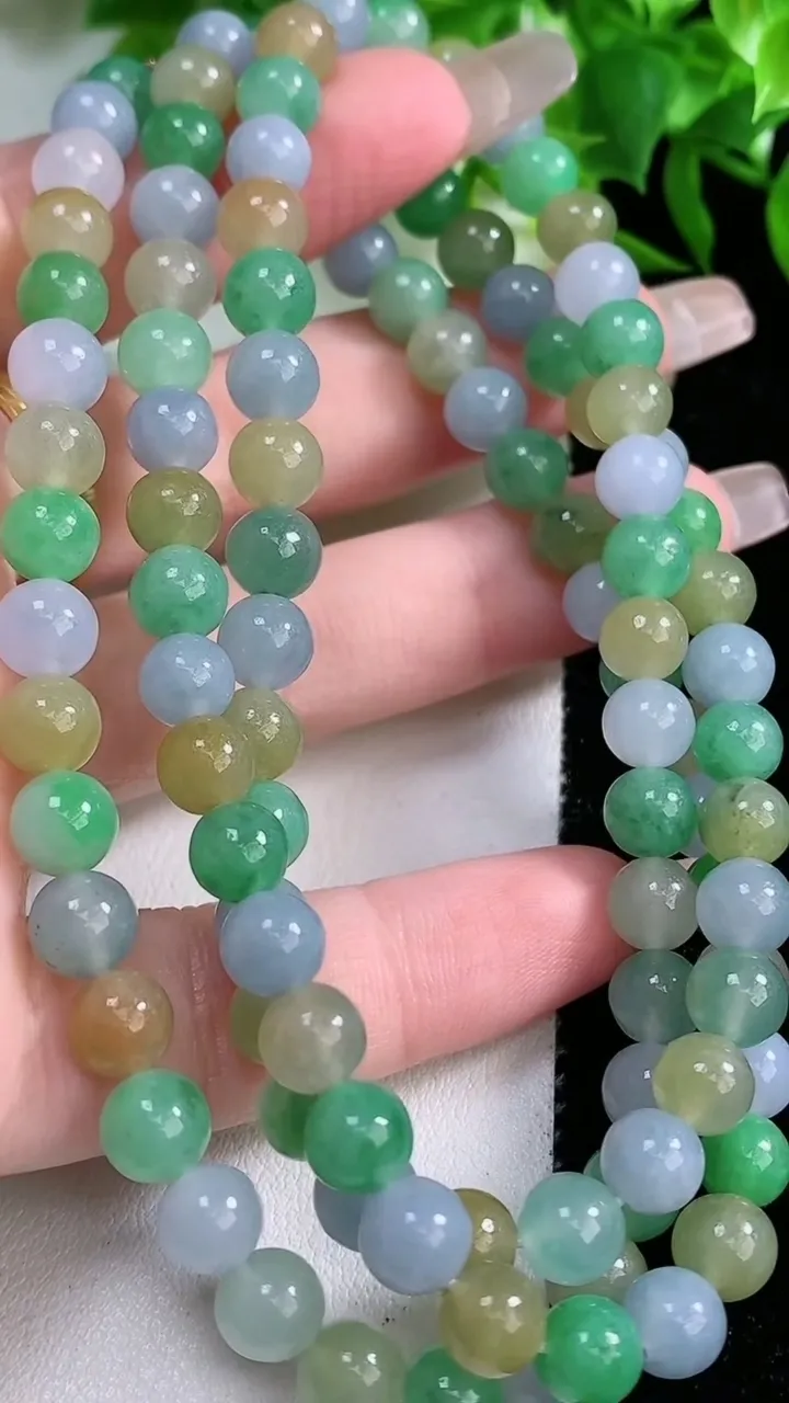 天然A货翡翠三彩圆珠项链，尺寸6.5-108颗，重量:53.12g
1月25日