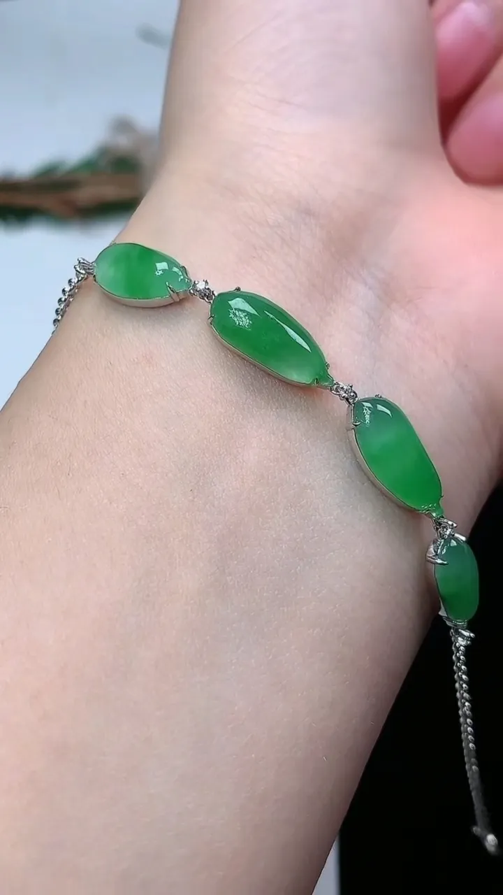 天然A货翡翠福瓜手链，尺寸14.3-6-4，重量:4.28g
1月25日