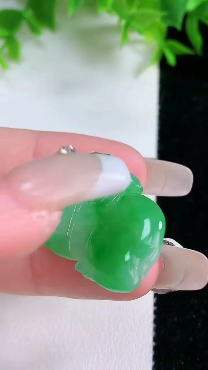 天然A货翡翠生肖马吊坠，尺寸19.8-33-3.2，重量:5.00g
1月25日