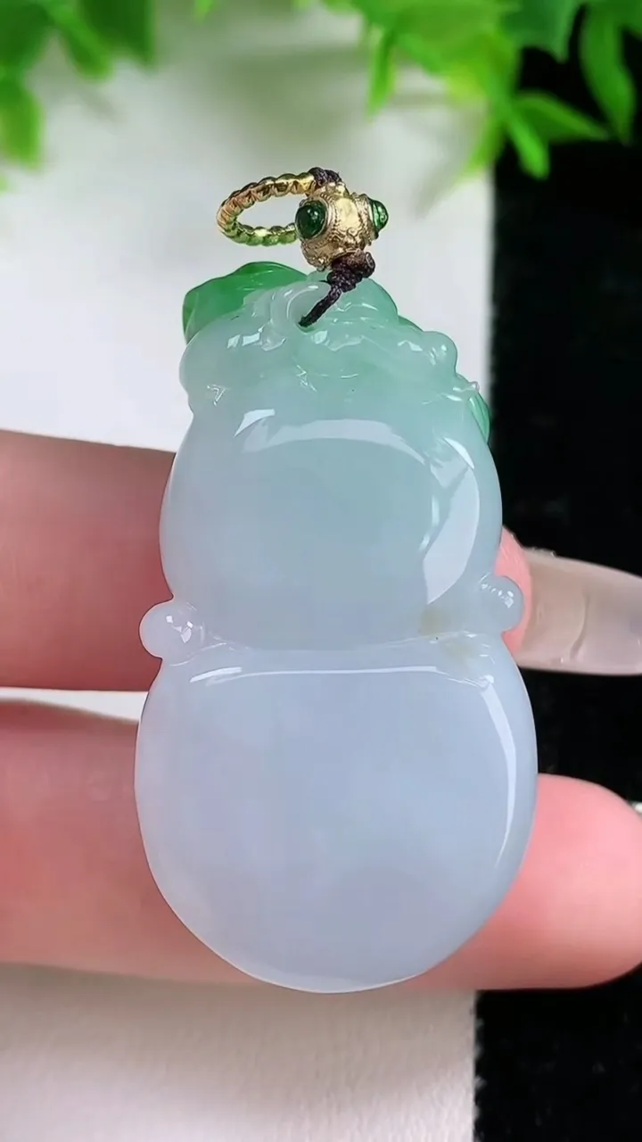 天然A货翡翠葫芦吊坠，尺寸44-23-13.8，重量:27.11g
1月25日