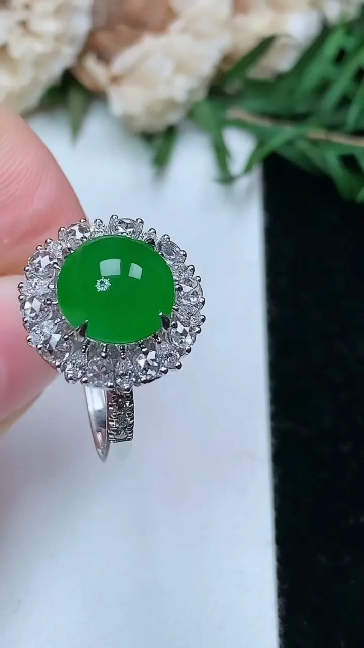 天然A货翡翠蛋面戒指，尺寸17.2-9，重量:3.59g2026年1月25日
工厂直销收藏佳品,种好水足，色泽均匀，有种有色，上手高大气！