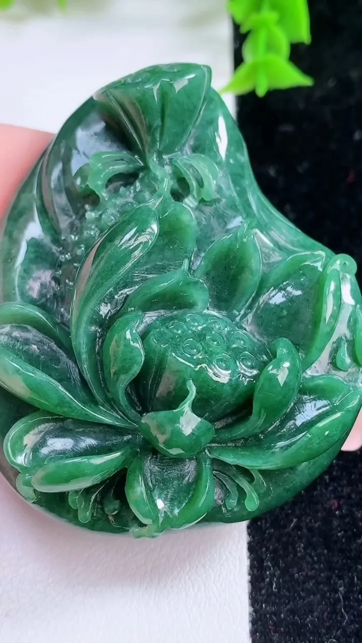 天然A货翡翠和和美美 荷花吊坠，尺寸61.3-51.3-16.5，重:67.26g
1月25日