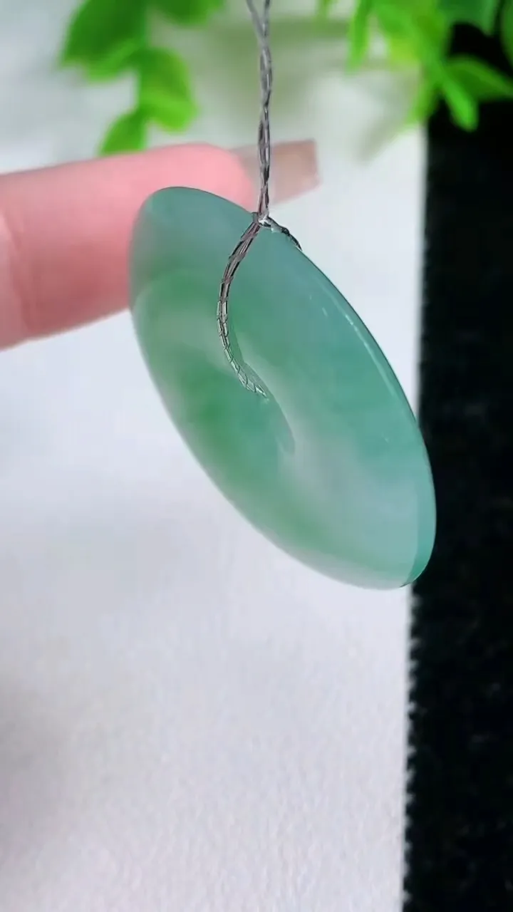 天然A货翡翠平安扣吊坠，尺寸31.8-5.7，重量:12.10g
1月25日