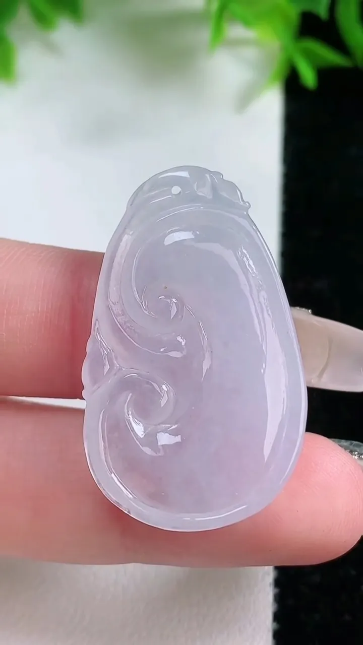 天然A货翡翠如意吊坠，尺寸35-21-5，重量:6.80g
1月25日