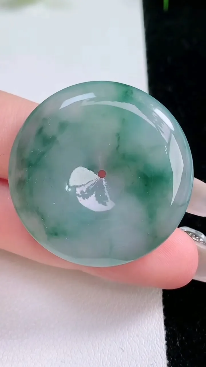 天然A货翡翠冰种飘花平安扣吊坠，尺寸35.6-6，重量:16.29g
1月25日