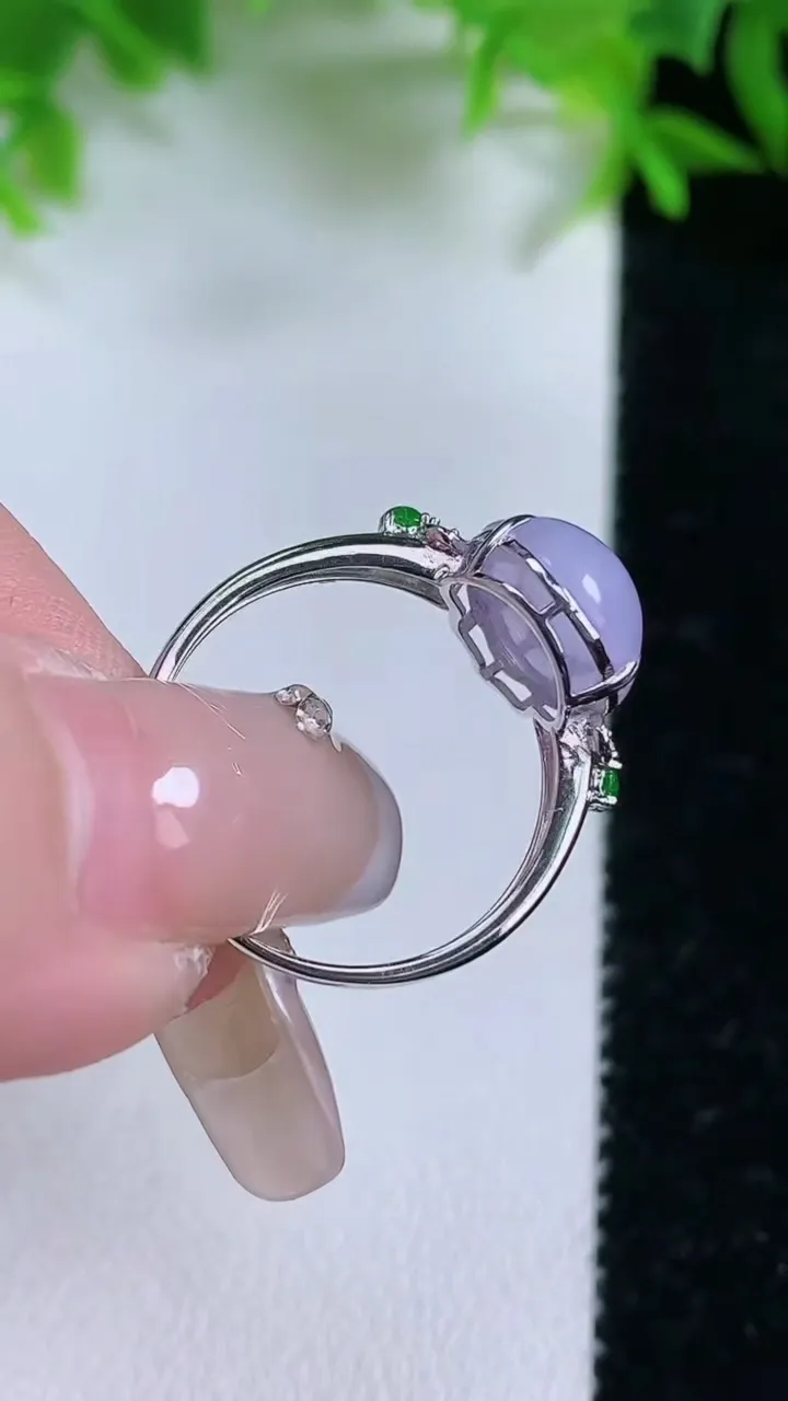 天然A货翡翠18K金紫罗兰蛋面戒指，尺寸17.3-11.8-9.5-5.7，重量:11.89g2026年1月25日
工厂直销收藏佳品,种好水足，色泽均匀，有种有色，上手高大气！