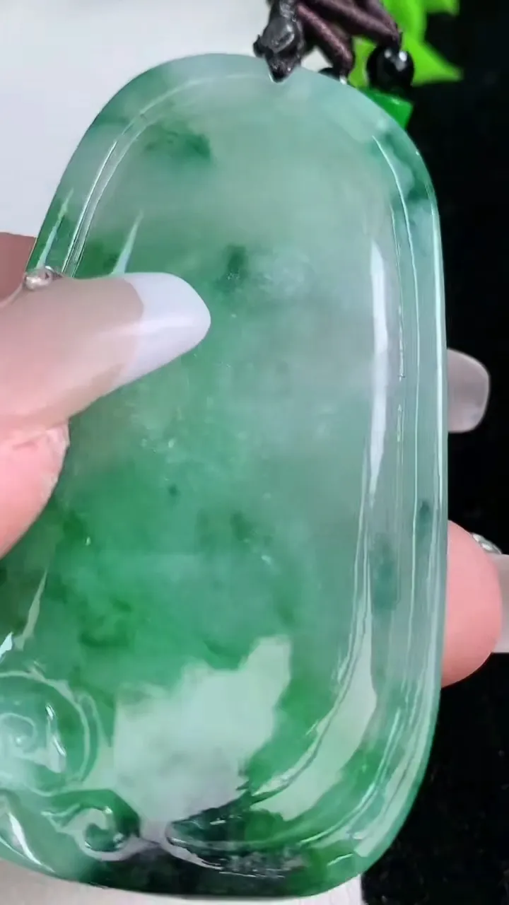 天然A货翡翠观音菩萨吊坠，尺寸63-34.5-5，重:28.00g
1月25日