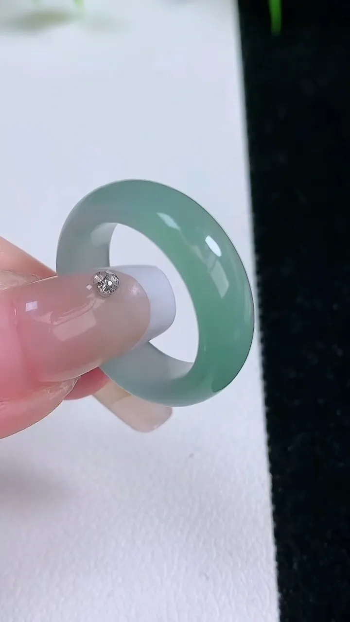 天然A货翡翠指环戒指，尺寸17.4-6.4-3.4，重量:4.94g2026年1月25日
工厂直销收