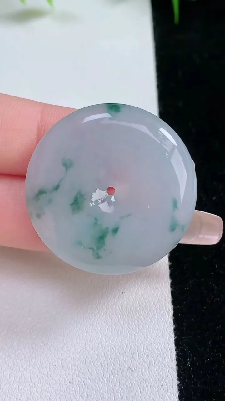 天然A货翡翠飘花平安扣吊坠，尺寸32.8-5.8，重量:14.45g
1月25日