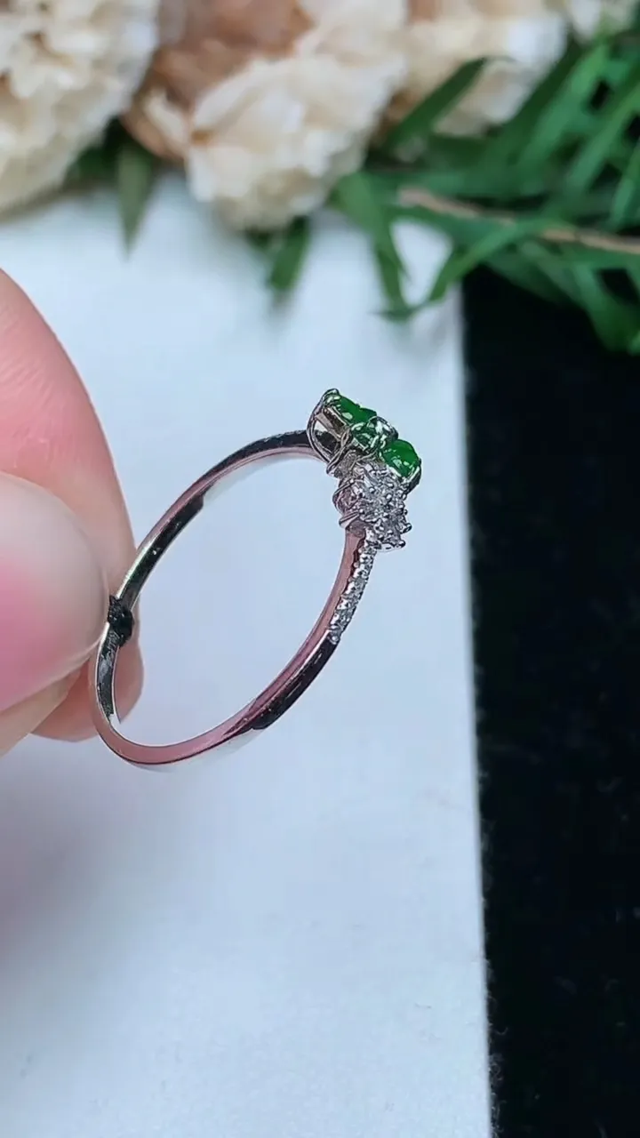 天然A货翡翠随形戒指，尺寸16.7-2.5-1.9，重量:1.33g2026年1月25日
工厂直销收藏佳品,种好水足，色泽均匀，有种有色，上手高大气！