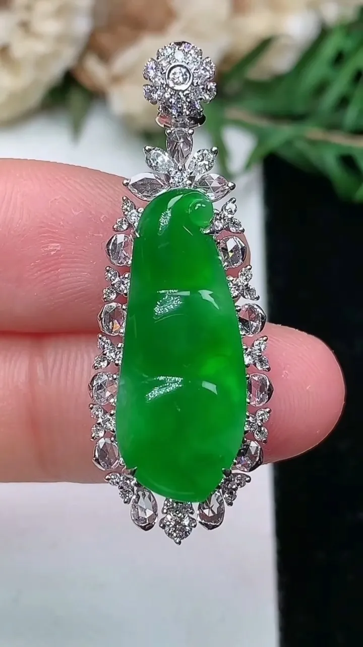 天然A货翡翠福豆吊坠，尺寸37.5-13.7-8.5，裸石22.8-9.3，重量:5.18g
1月25日