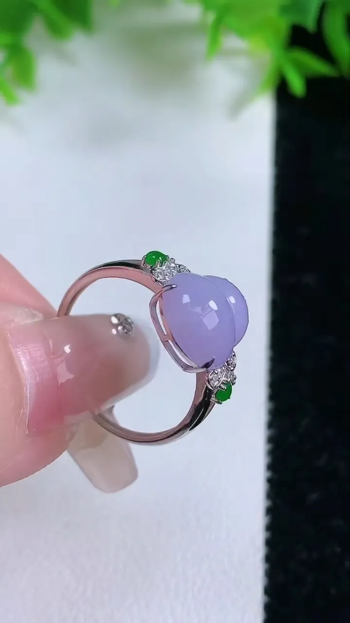 天然A货翡翠18K金紫罗兰蛋面戒指，尺寸17.3-11.8-9.5-5.7，重量:11.89g2026年1月25日
工厂直销收藏佳品,种好水足，色泽均匀，有种有色，上手高大气！