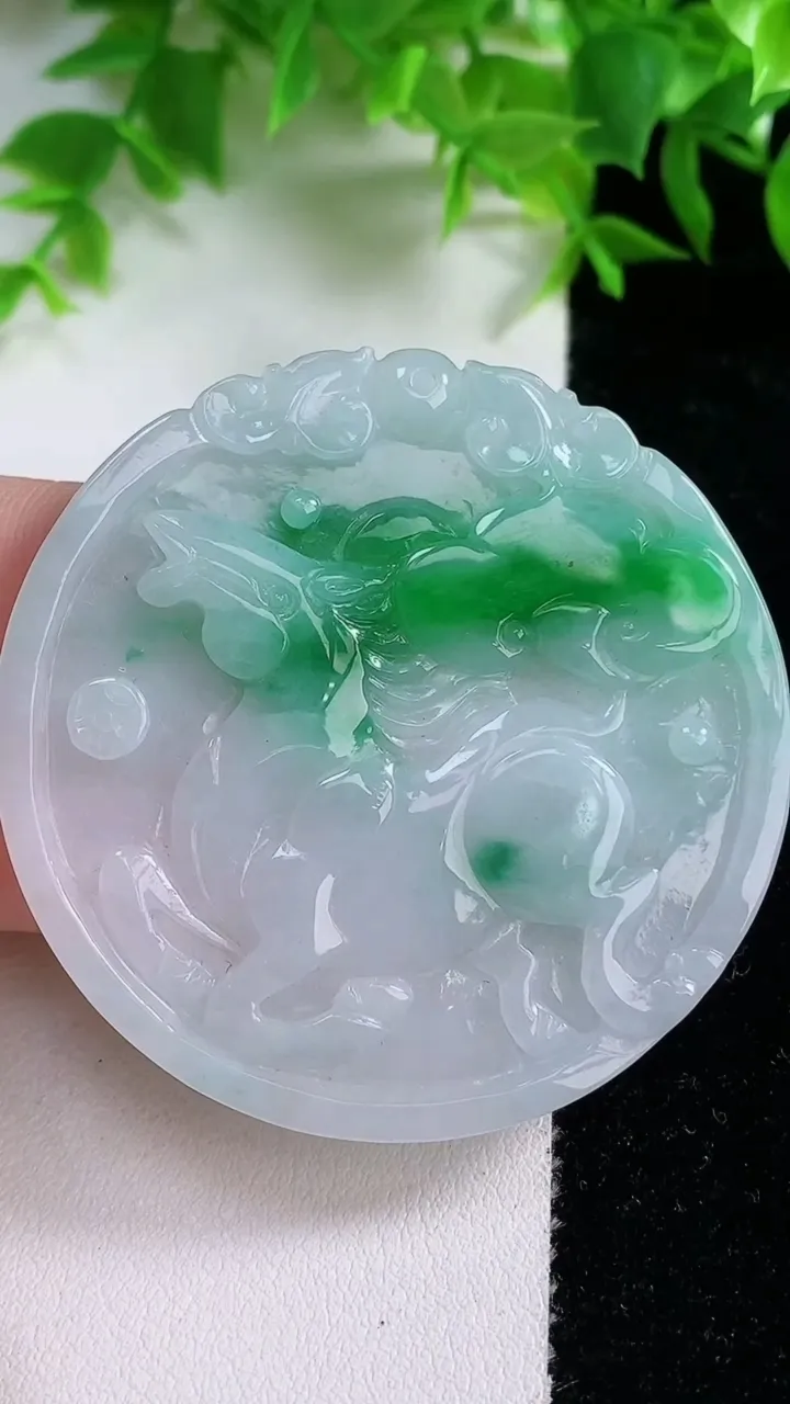 天然A货翡翠生肖马吊坠，尺寸52.4-4.2，重量:24.49g
1月25日