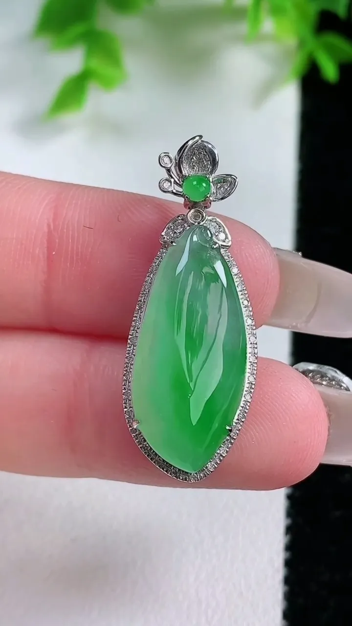 天然A货翡翠福瓜吊坠，尺寸32.3-12.2-7.6，裸石22.3-10.2重量:3.29g
1月2