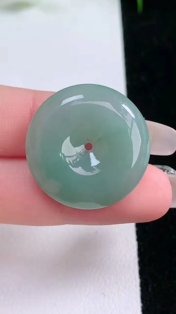 天然A货翡翠平安扣吊坠，尺寸26-5.7，重量:8.82g
1月25日