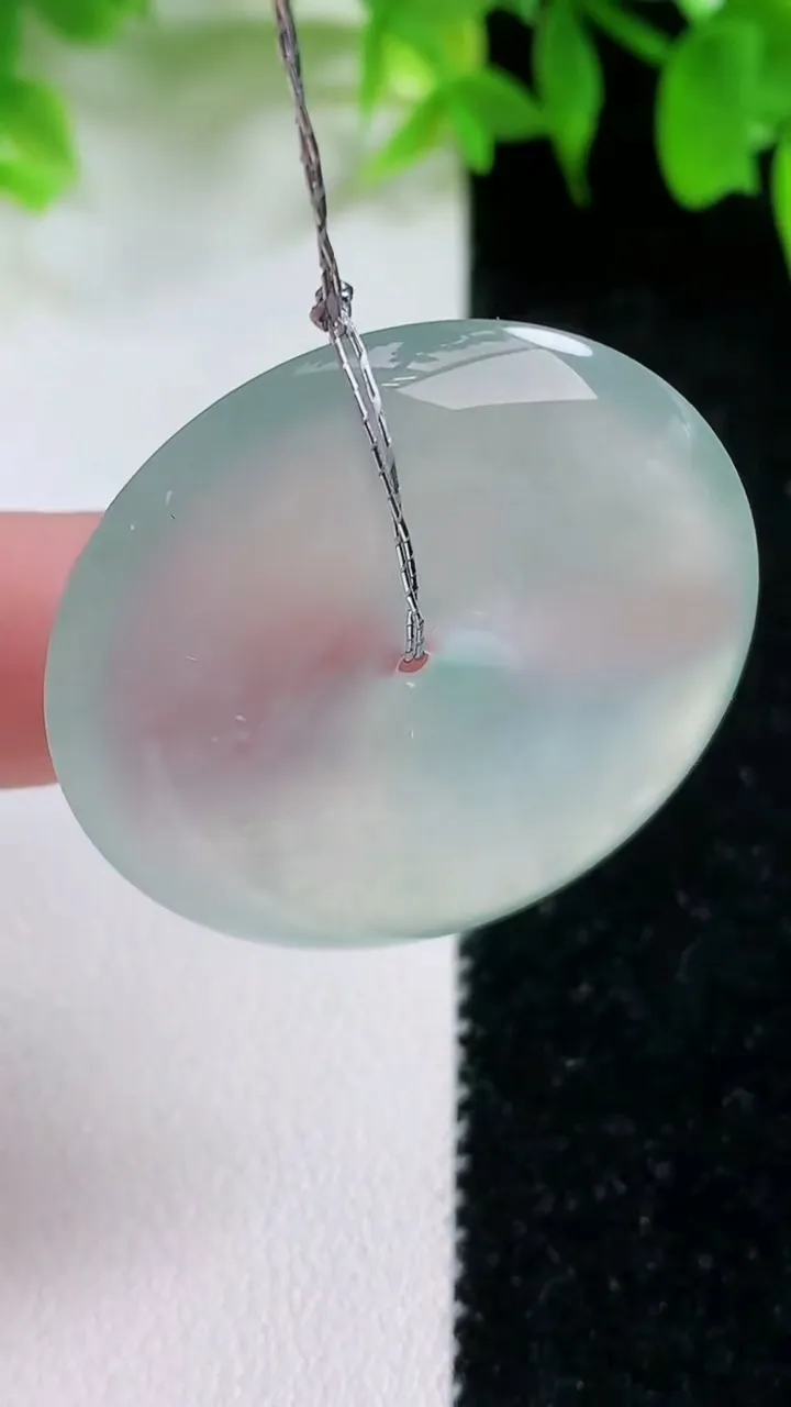 天然A货翡翠平安扣吊坠，尺寸33.6-5.7，重量:13.75g
1月25日