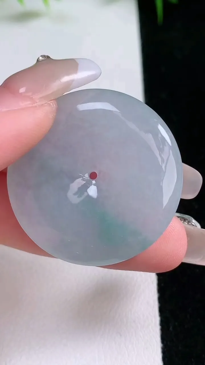 天然A货翡翠平安扣吊坠，尺寸34-6，重量:15.65g
1月25日