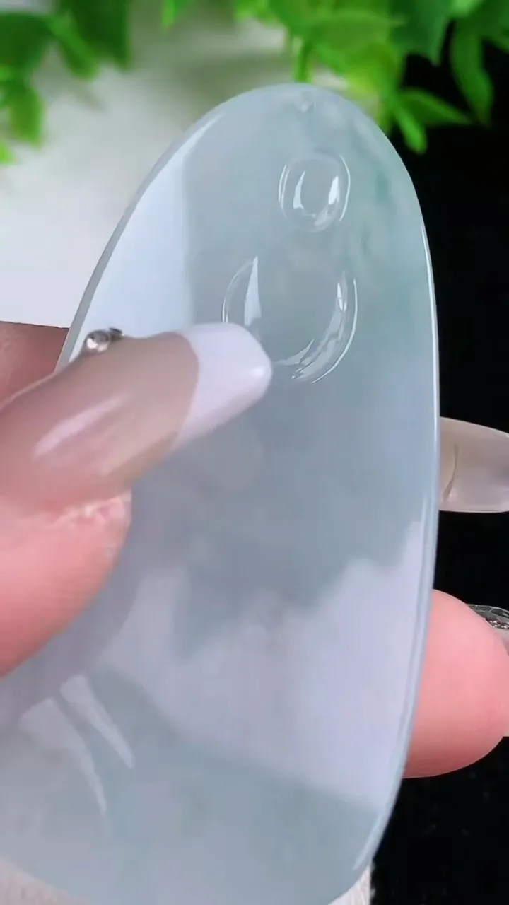 天然A货翡翠观音菩萨吊坠，尺寸61.6-30-4.6，重量:20.53g
1月25日