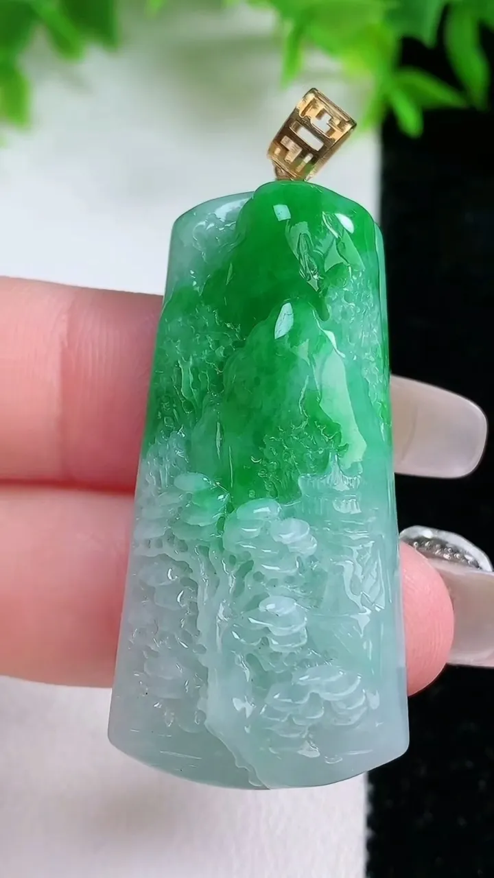 天然A货翡翠山水牌吊坠，尺寸42.8-20.8-7.7，重量:15.16g
1月25日