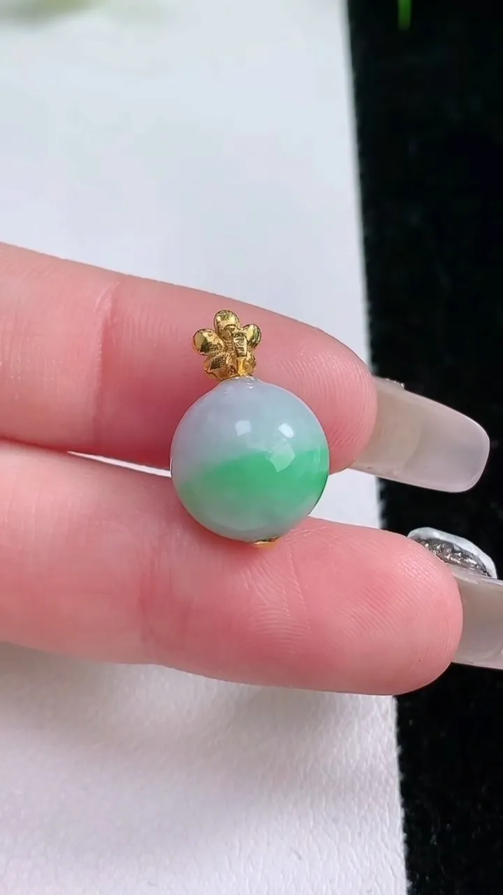 天然A货翡翠圆珠吊坠，尺寸12，重量:3.36g1月25日
工厂直销收藏佳品,种好水足，色泽均匀，有种有色，上手高大气！