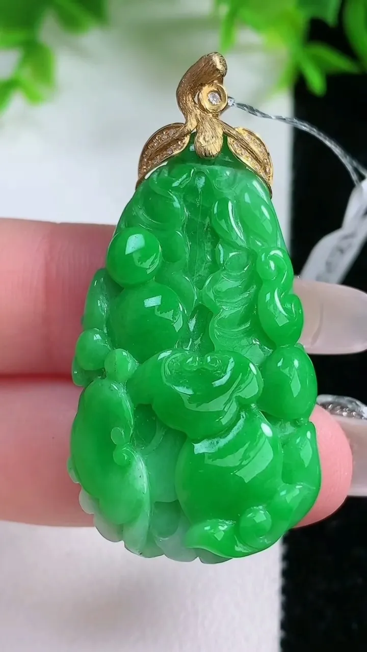 天然A货翡翠白菜吊坠，尺寸37-21.6-11，重量:14.51g
1月25日