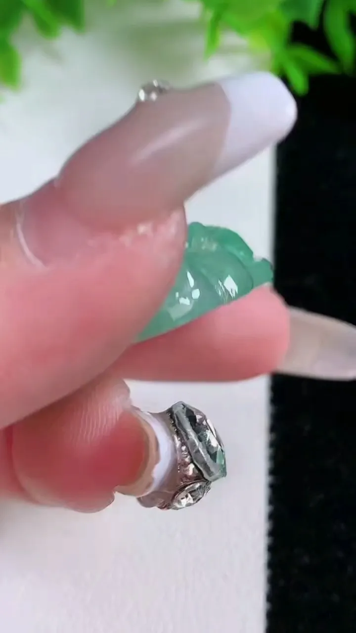 天然A货翡翠佛公吊坠，尺寸31.8-34.8-9，重量:15.25g
1月25日